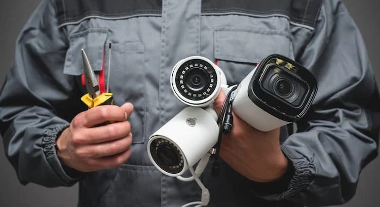 Caméras de vidéosurveillance tenues par un installateur